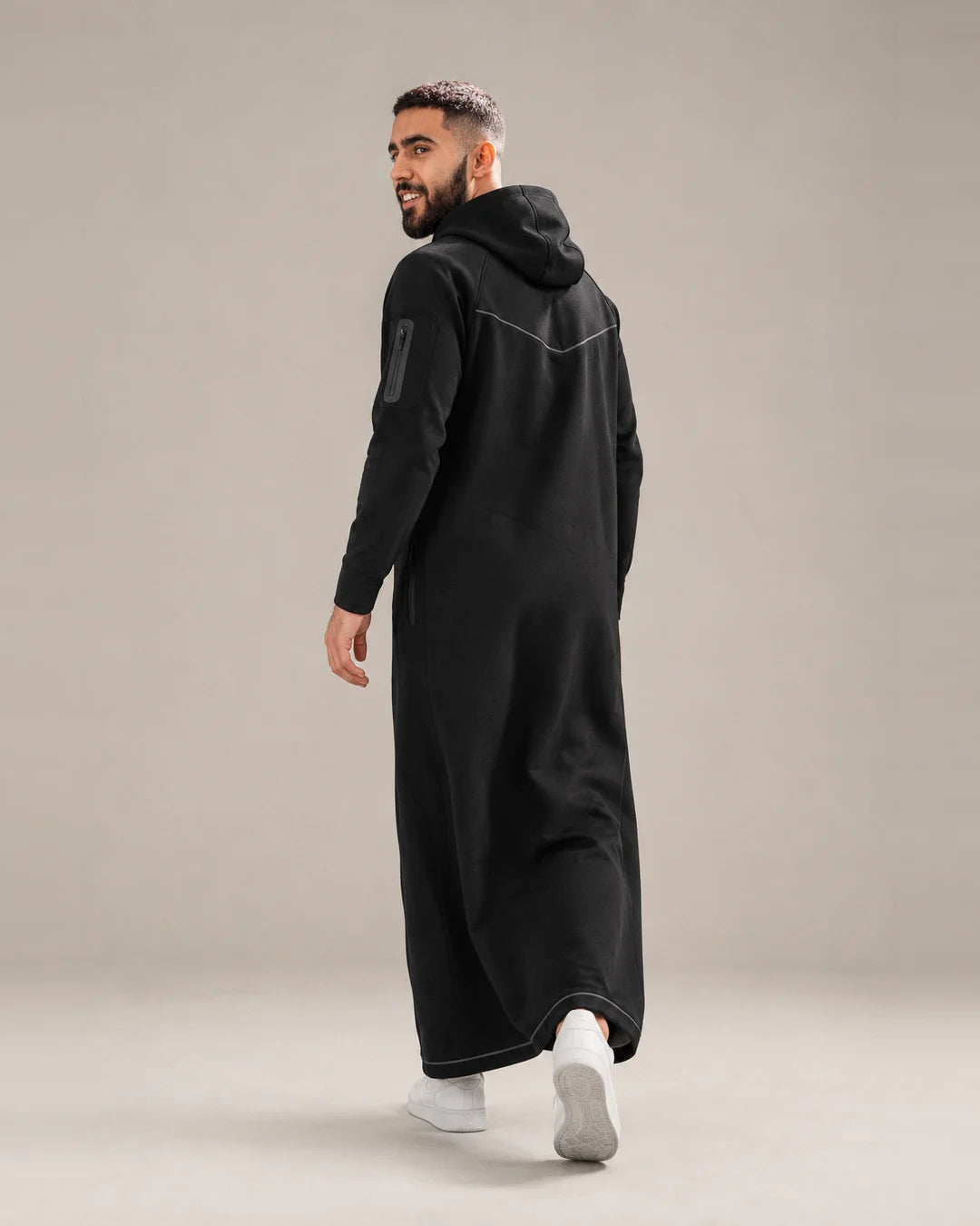 Qamis noir de dos