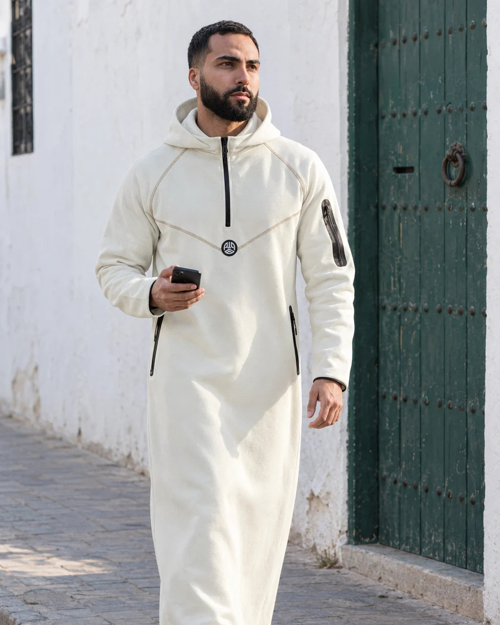 Qamis écru dans la rue